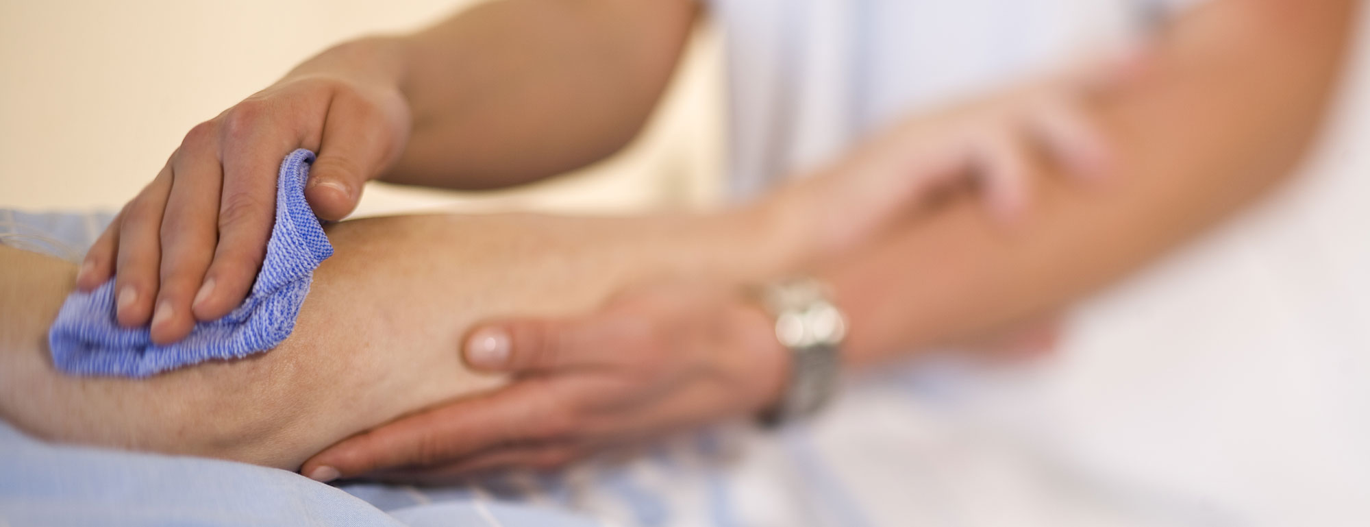 Definition der Grundpflege durch die Spitex Prix Santé im Kanton Zürich. Pflege, Betreuung und Unterstützung für Zuhause, 24 Stunden am Tag und 365 Tage im Jahr Definition der Grundpflege durch die Spitex Prix Santé im Kanton Zürich. Pflege, Betreuung und Unterstützung für Zuhause, 24 Stunden am Tag und 365 Tage im Jahr